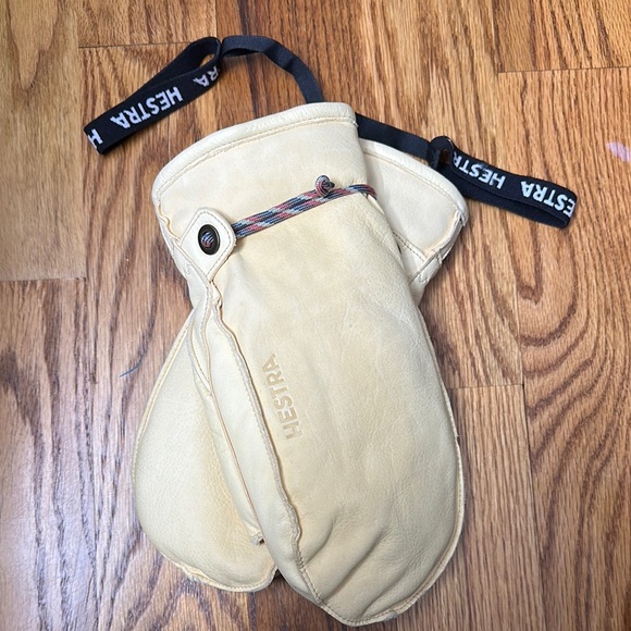 Hestra yellow Mittens - Picture 1 of 4